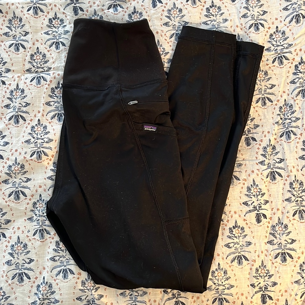 Patagonia leggings. Hi-rise pockets on each side.